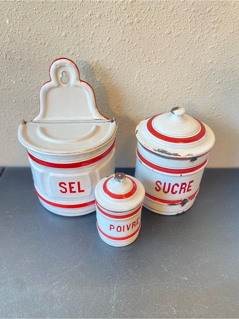 RARE FIND- Vintage white & red Belgian Enameled canister set
STSERVAIS
BELGIQUE
